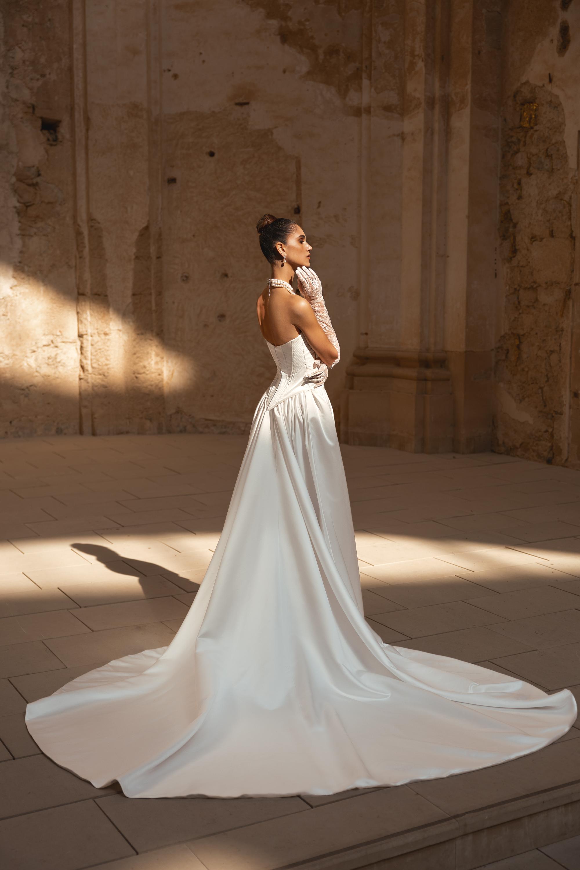 Chole #2652 – Romanzo by Julie Vino Wedding Dress
