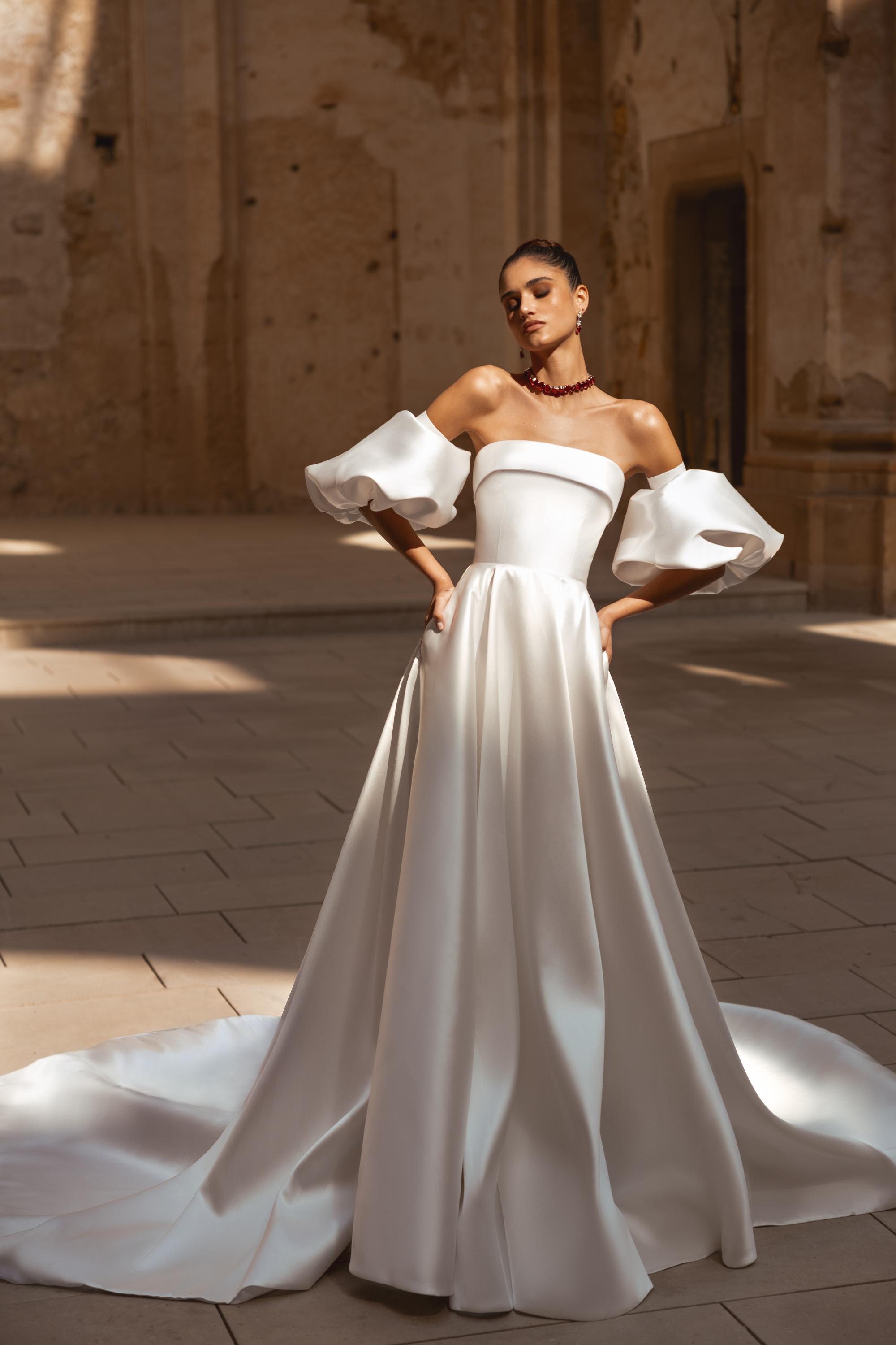 Kiera #2661 – Romanzo by Julie Vino Wedding Dress